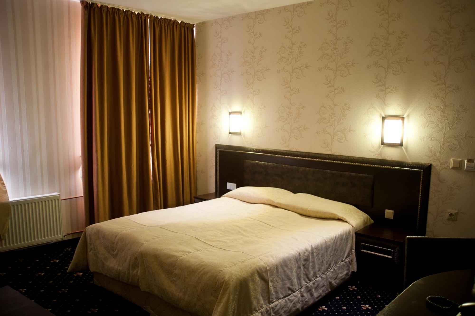 Hotel Victoria Panagjuriste Kültér fotó